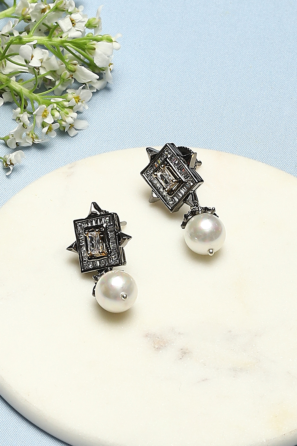 Pearl Brass Earrings image number 0