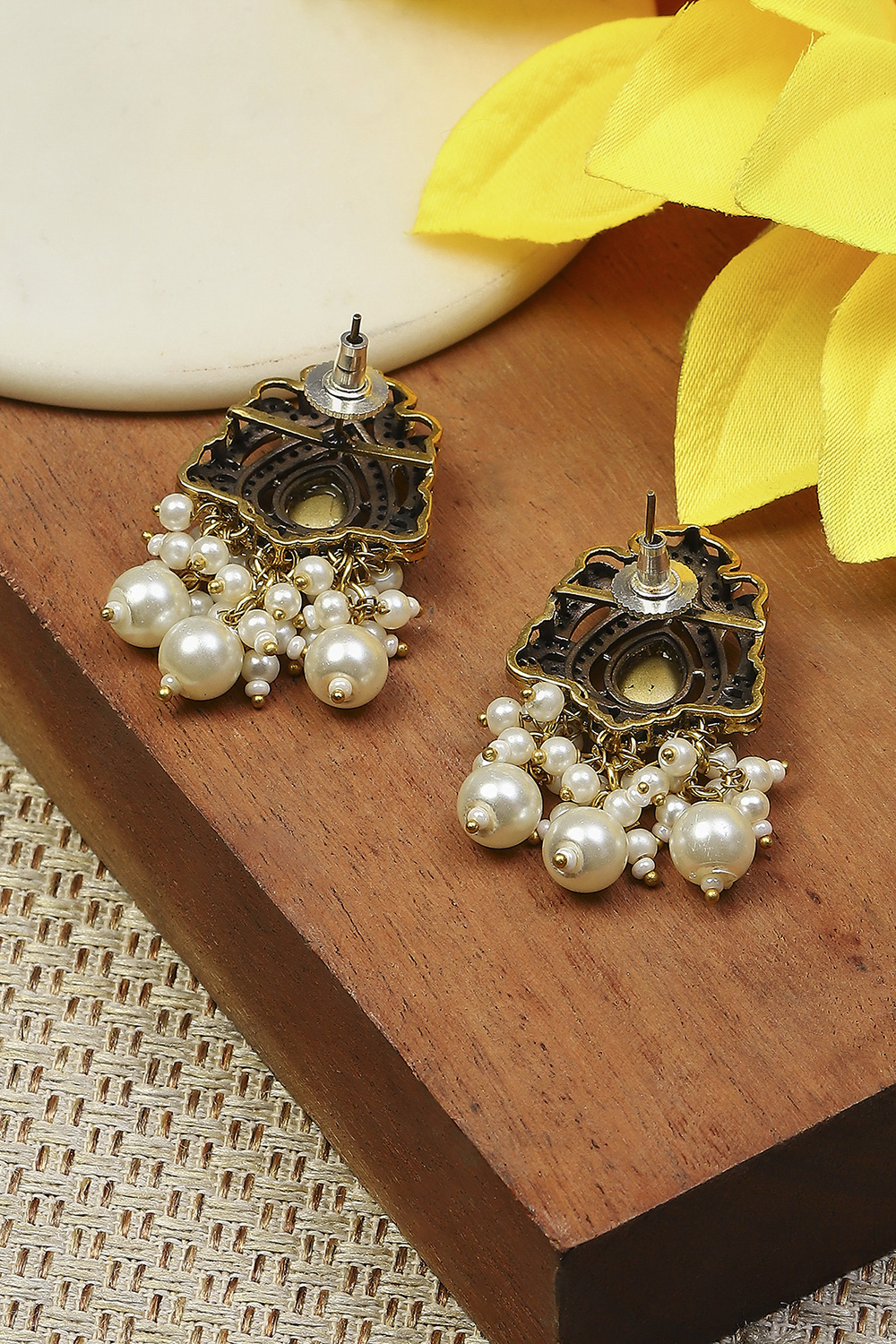 White Kundan Festive Studs image number 2