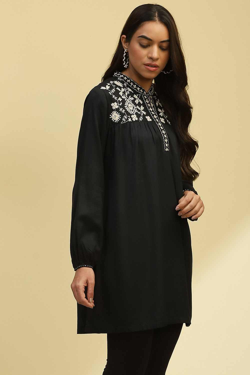 Black Viscose Blend Regular Fit Straight Kurti image number 4