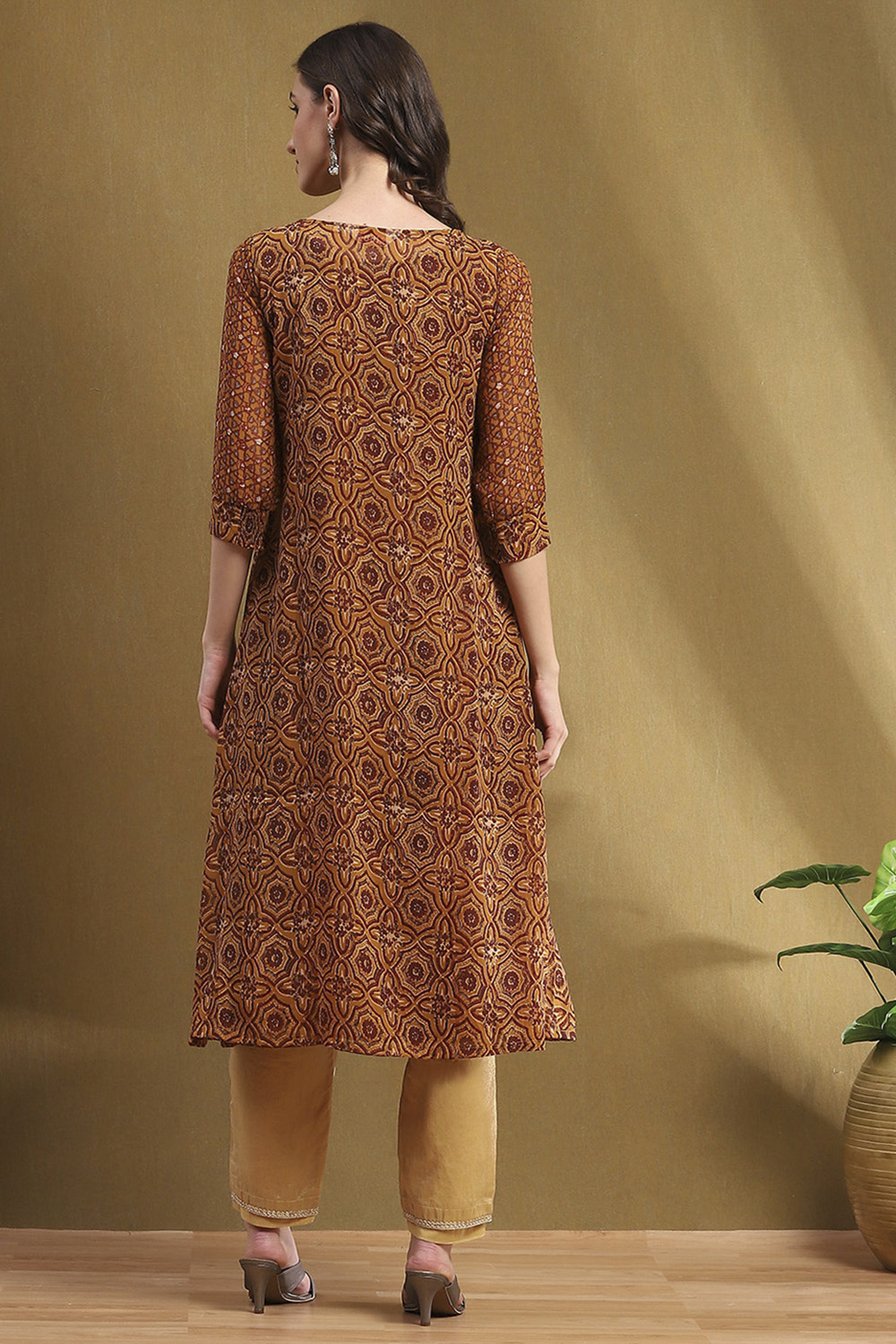 Beige Georgette Straight Kurta image number 3