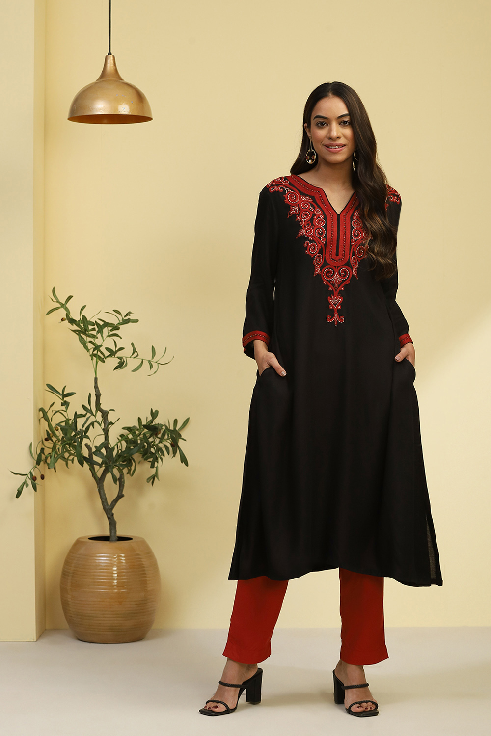 Black Embroidered Detail Asymmetric Straight Kurta image number 0