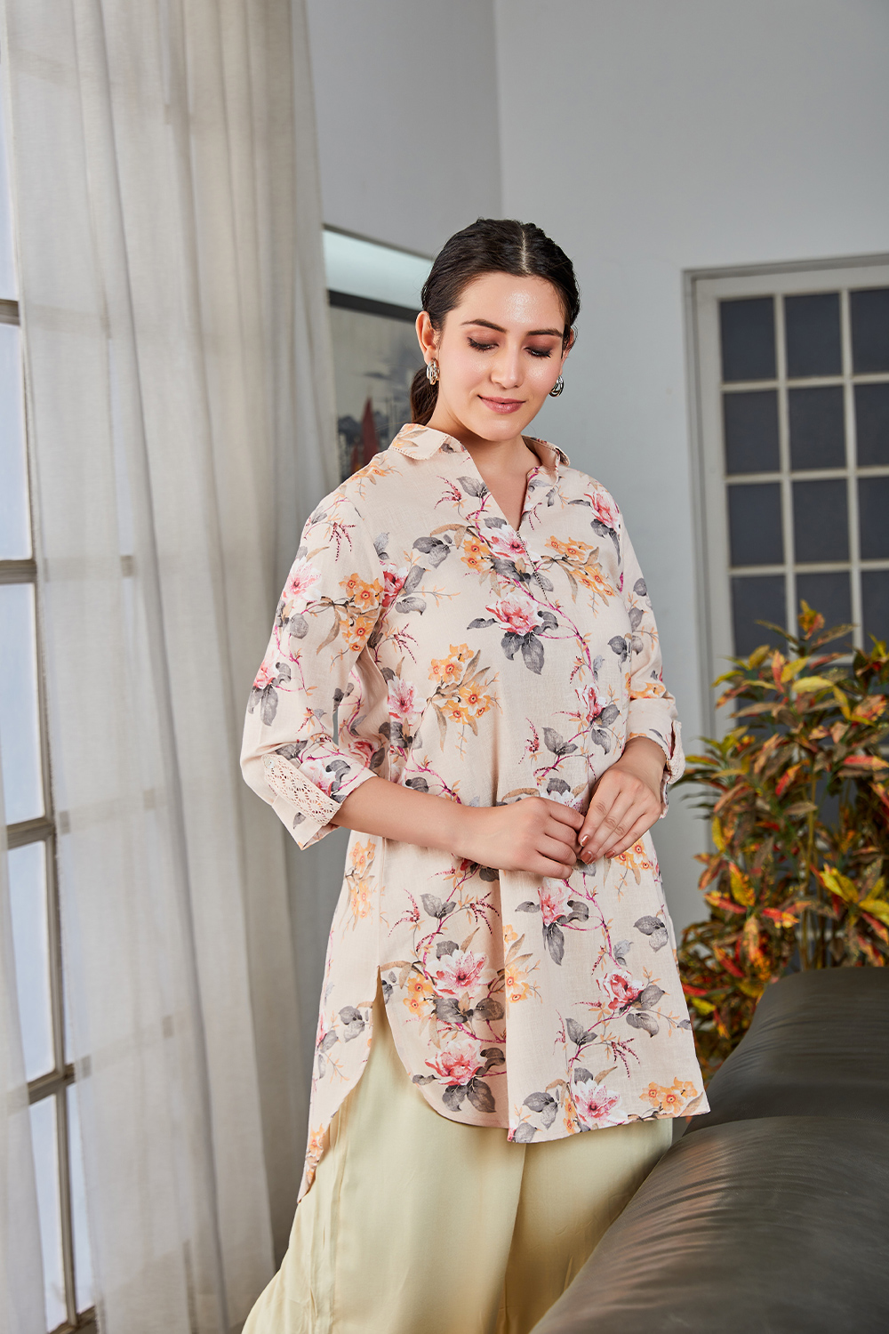 Beige Cotton Floral Printed Straight Kurta image number 4