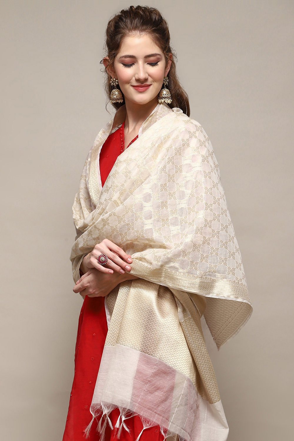 Cream & Gold-Toned Yard-Dyed Dupatta image number 4