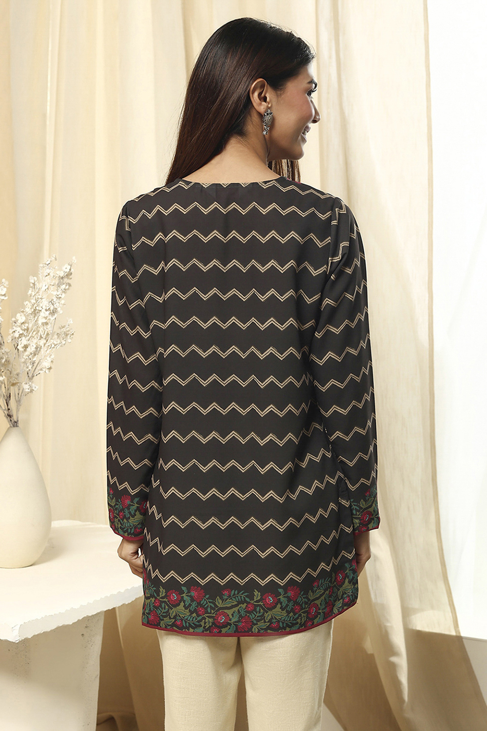 Black Printed Straight Short Kurta image number 3