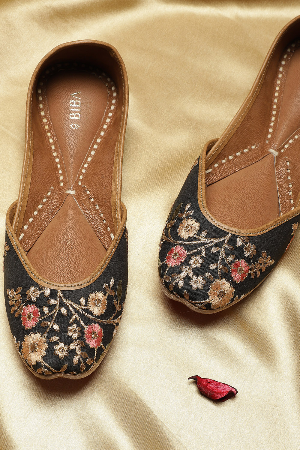 Black Floral Embroidered Mojaris image number 1