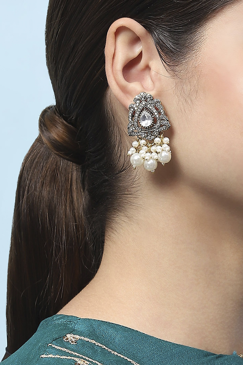 White Kundan Festive Studs image number 3