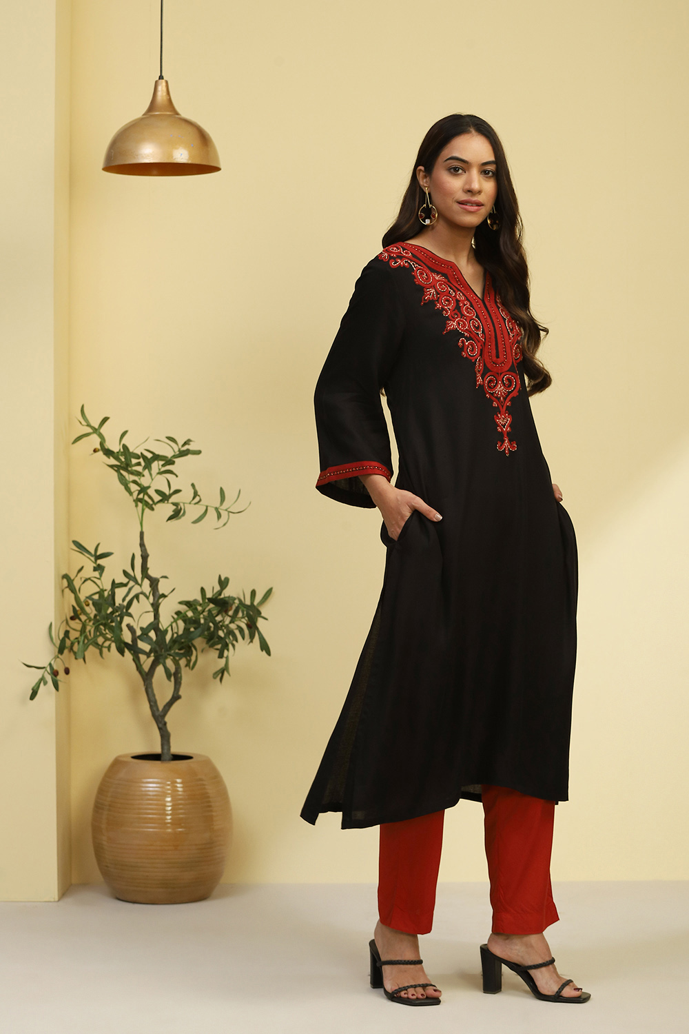 Black Embroidered Detail Asymmetric Straight Kurta image number 4