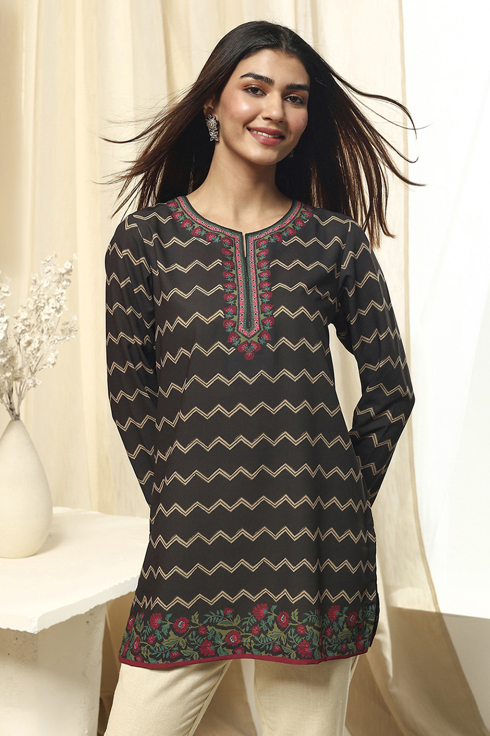 Black Straight Short Kurta image number 5