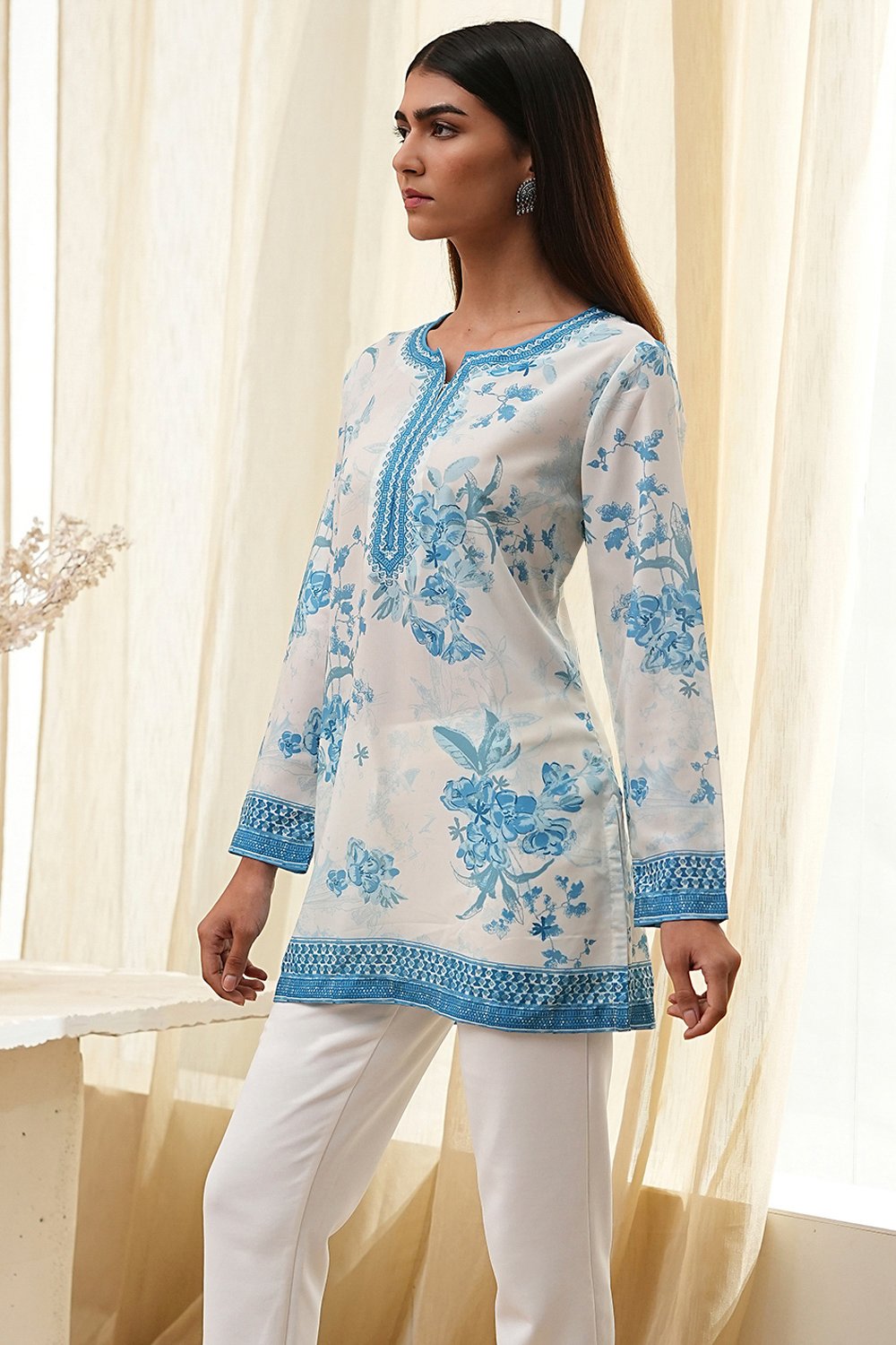 Off-White and Blue Floral Printed Short Straight Kurta image number 2