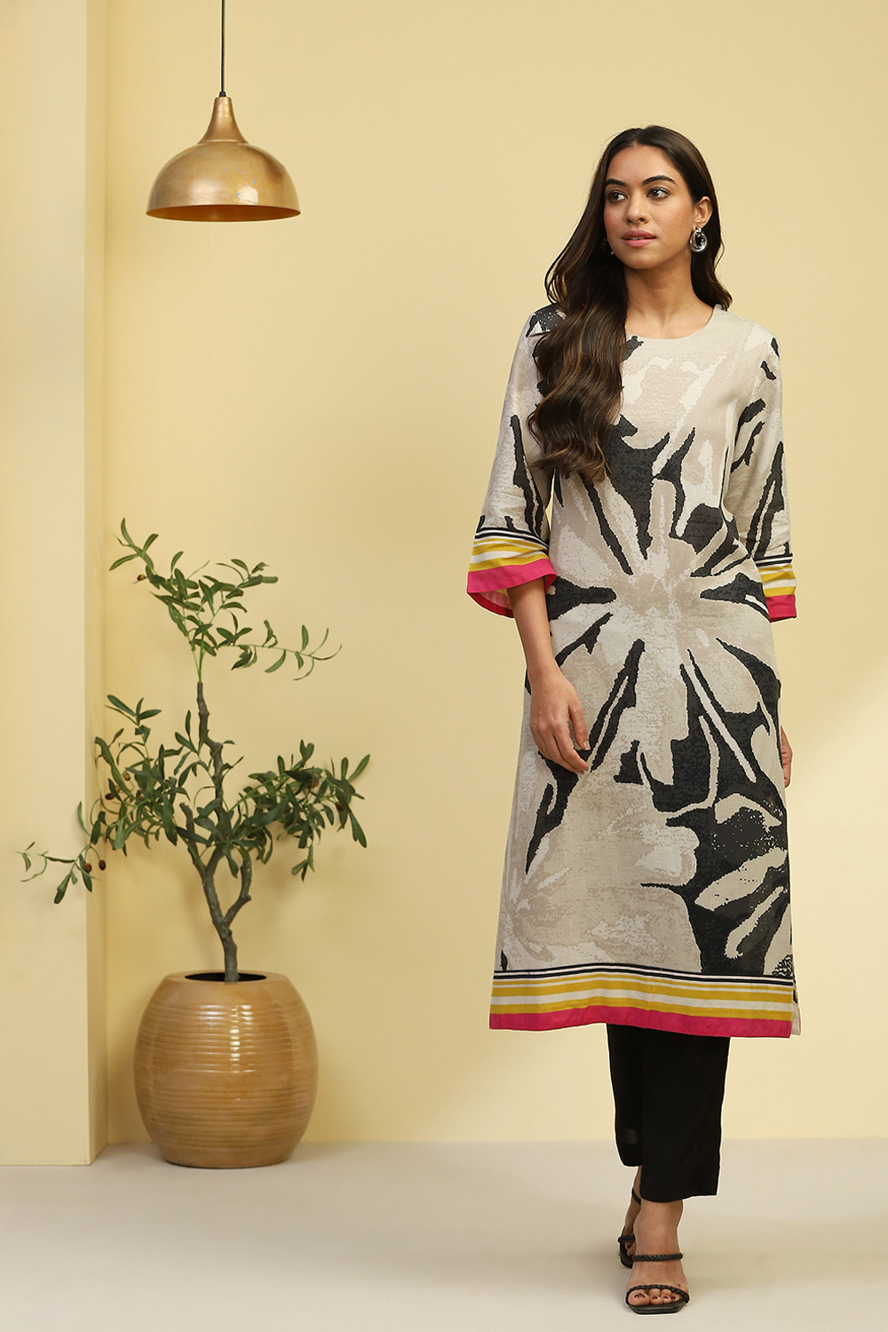 Black and Beige Floral Printed Straight Kurta image number 0