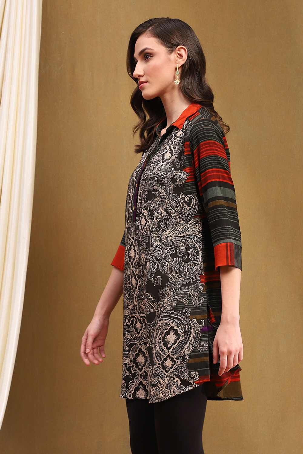 Black Printed Regular Fit Straight Kurti image number 2