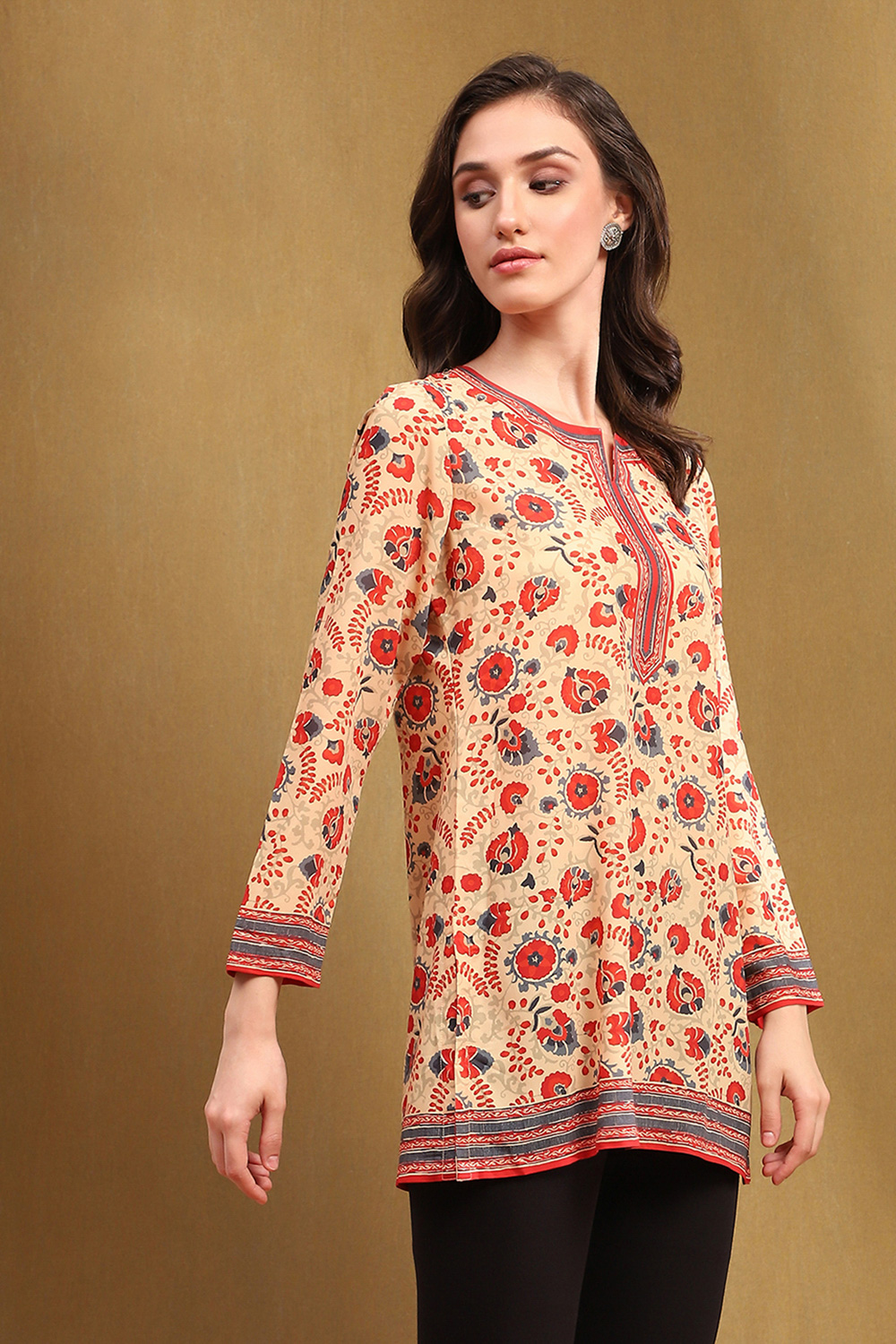 Ecru and Red Floral Printed Regular Fit Straight Kurti image number 4