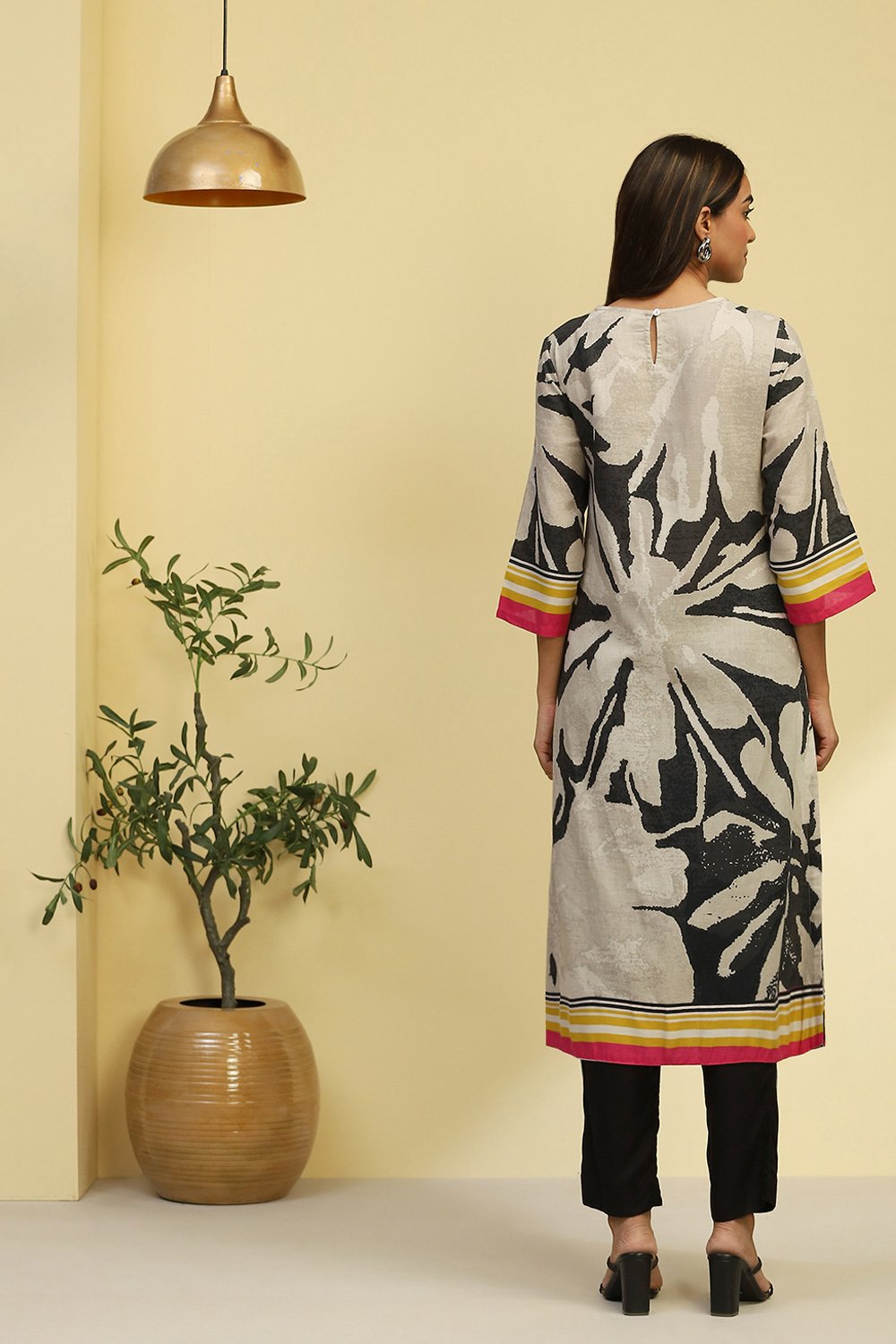 Black and Beige Floral Printed Straight Kurta image number 3