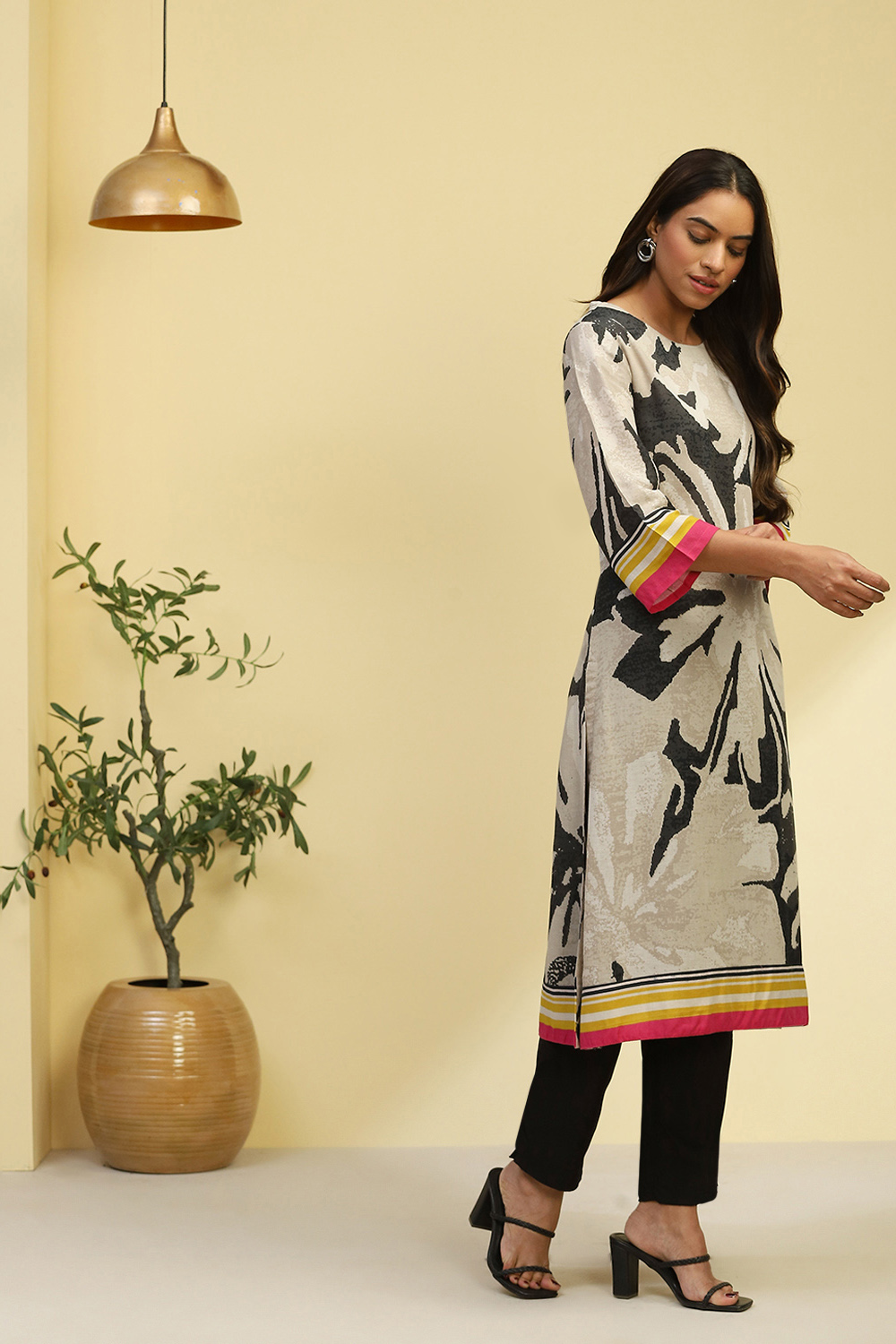 Black and Beige Floral Printed Straight Kurta image number 4