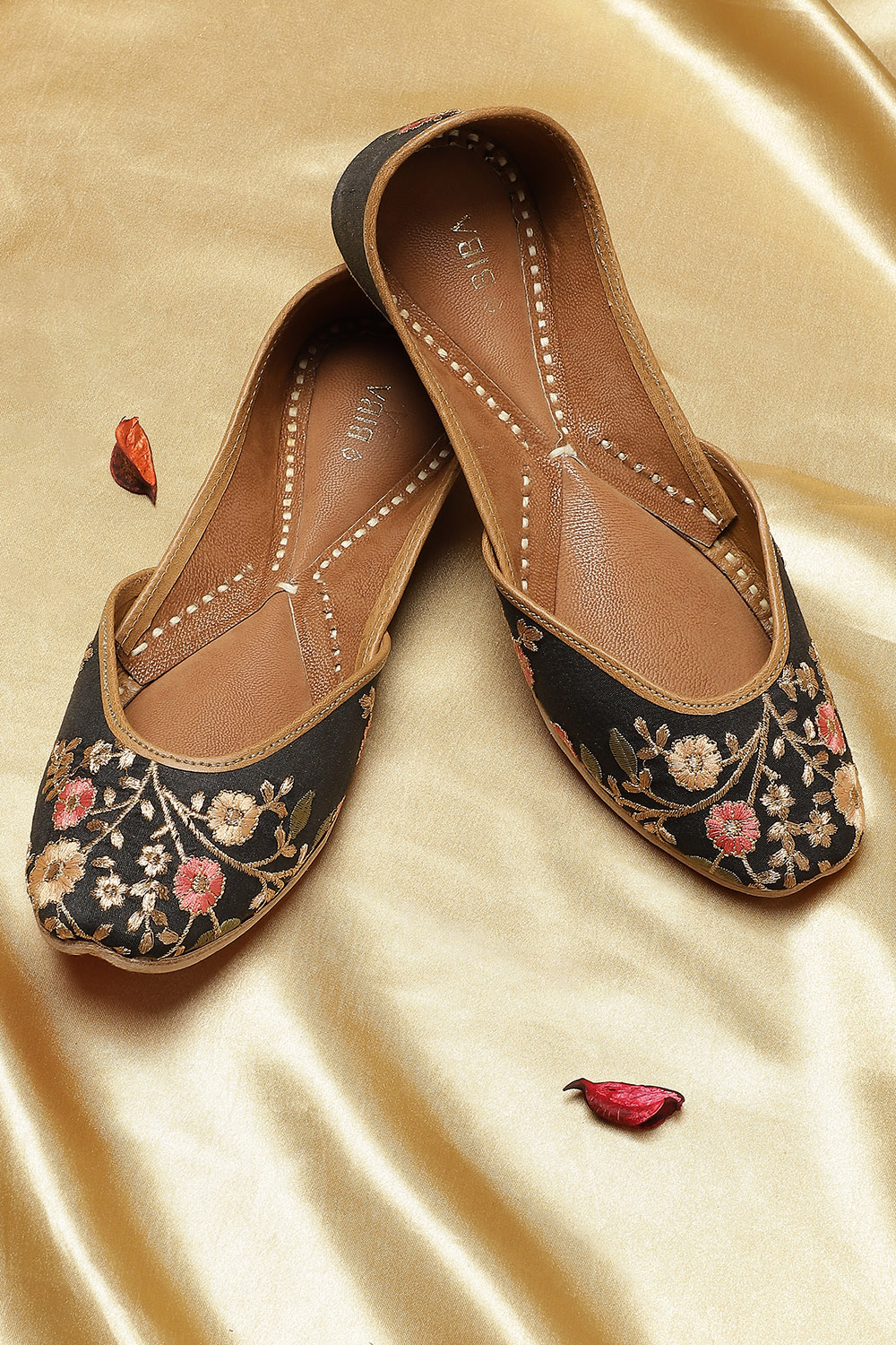 Black Floral Embroidered Mojaris image number 0