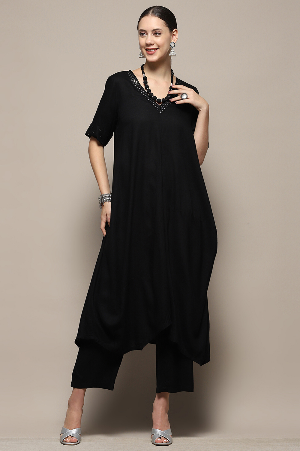 Black Asymmetric Solid Kurta Set image number 7