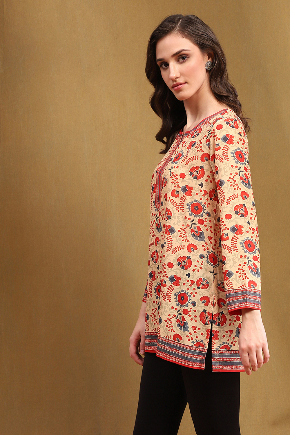 Ecru and Red Floral Printed Regular Fit Straight Kurti image number 2