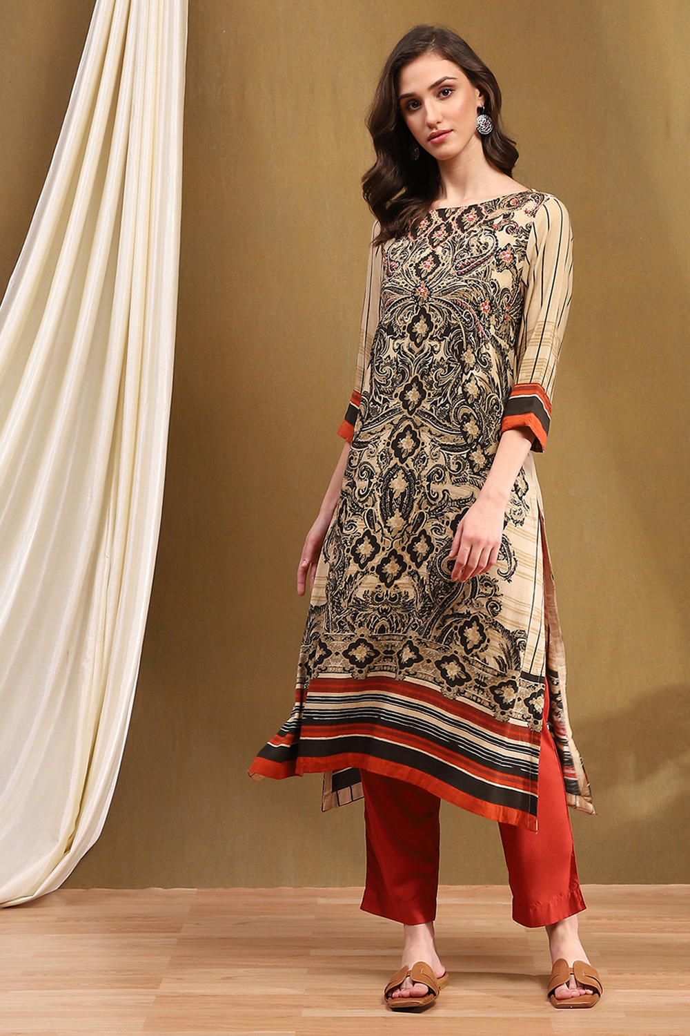 Beige and Black Floral Printed Straight Kurta image number 5