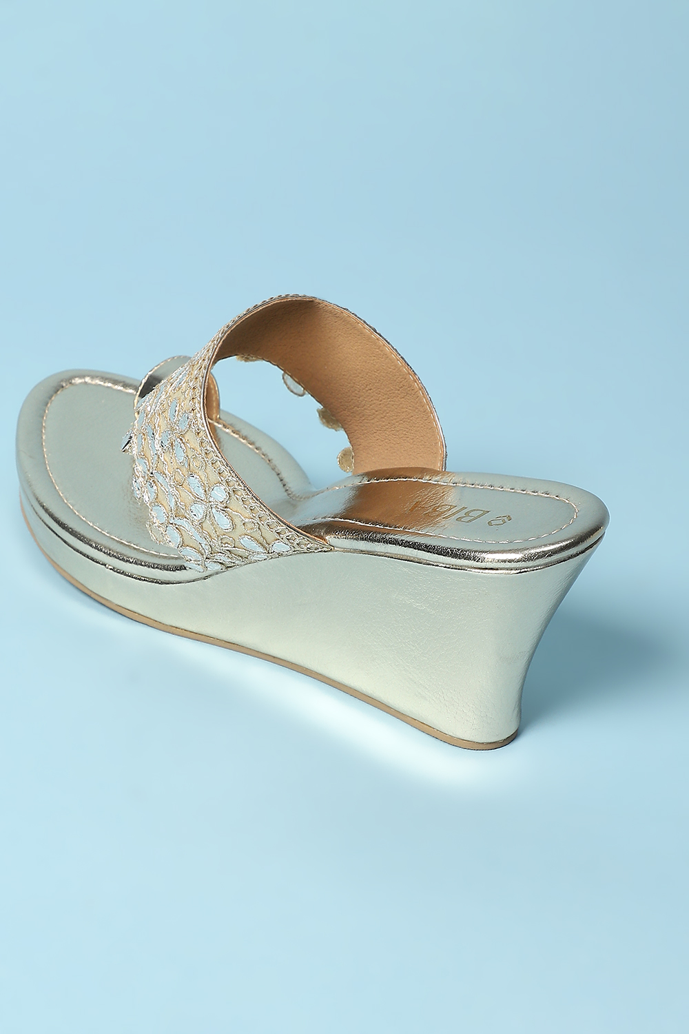 Gold Embroidered Ring Toe Sandals image number 4