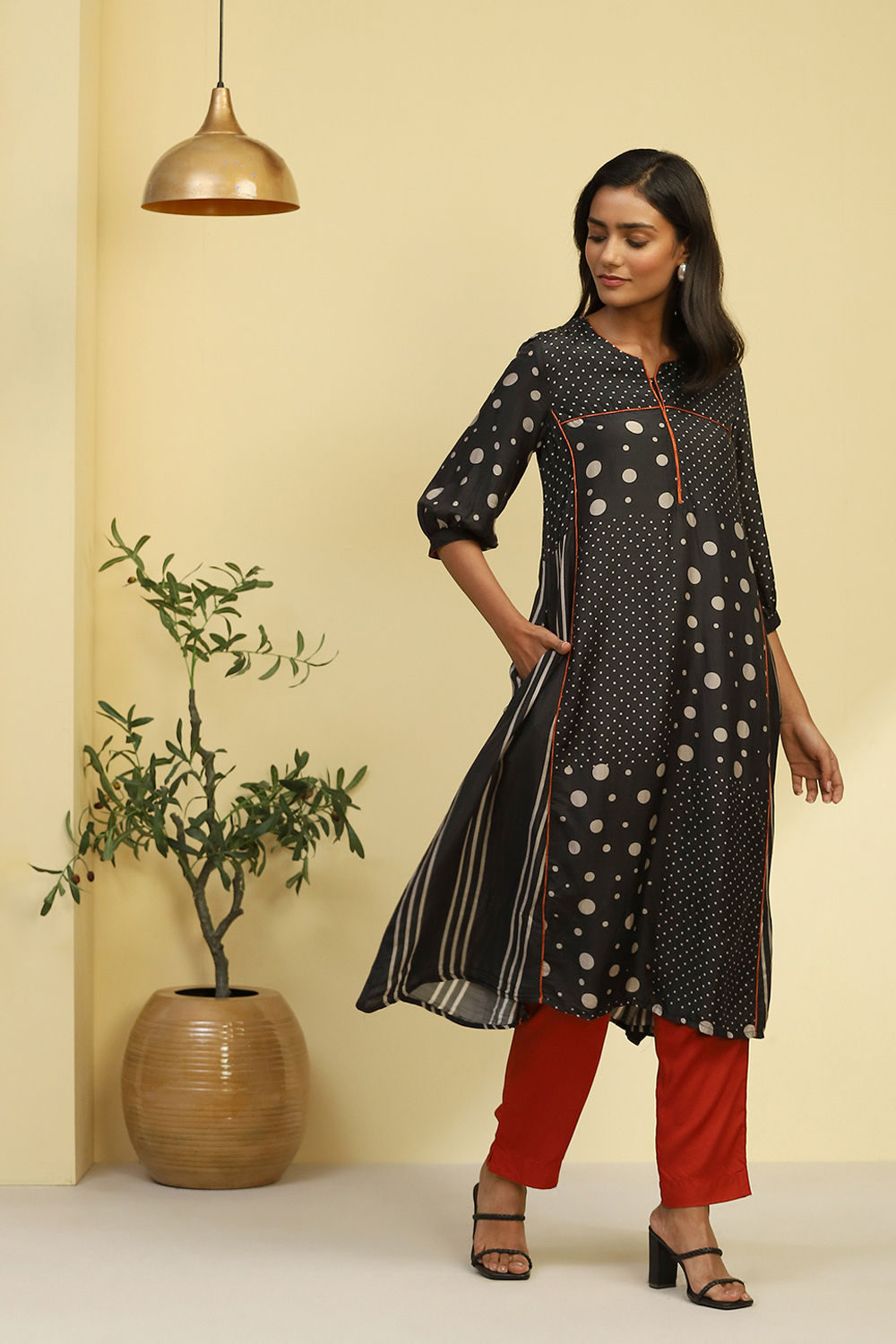 Black Viscose Blend Geometric Printed Straight Kurta image number 4