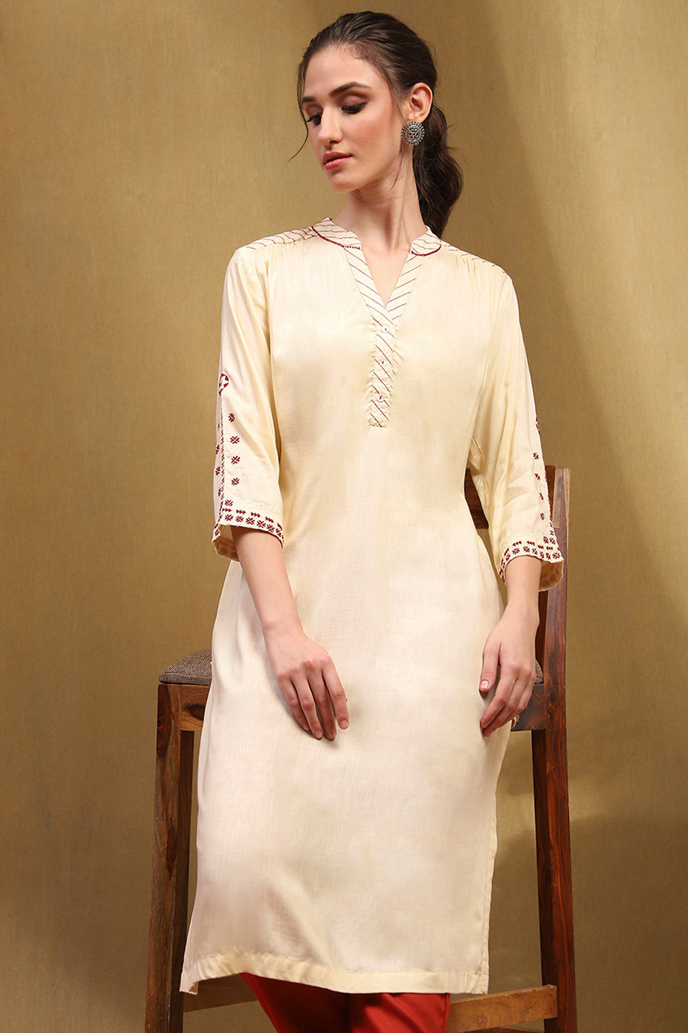 Off-White Solid Regular Fit Straight Kurta image number 6