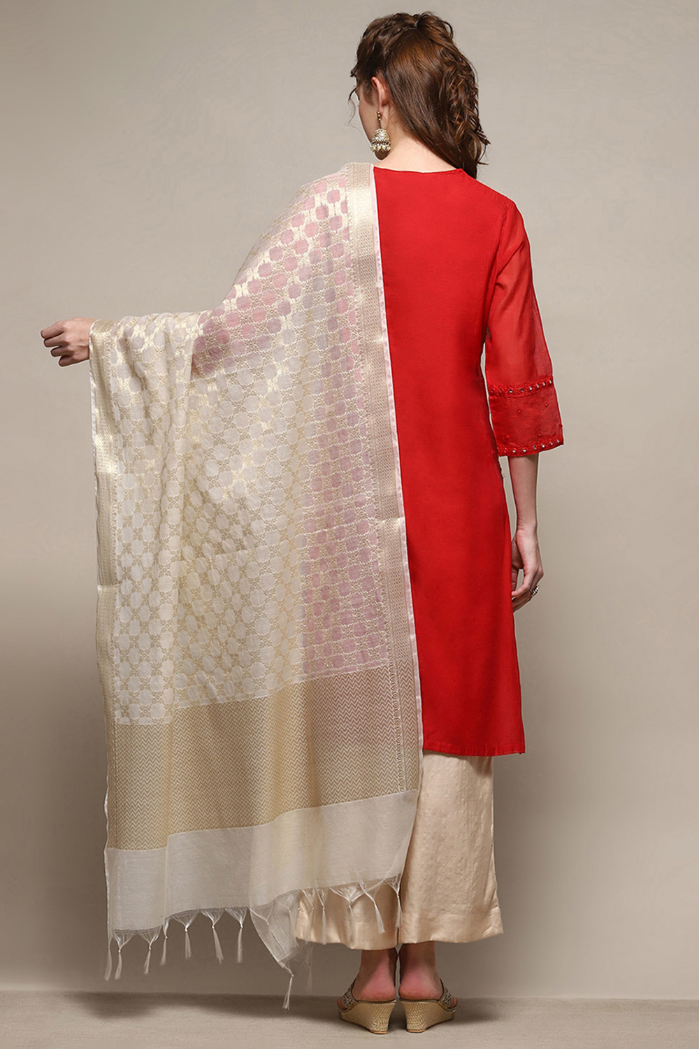 Cream & Gold-Toned Yard-Dyed Dupatta image number 3