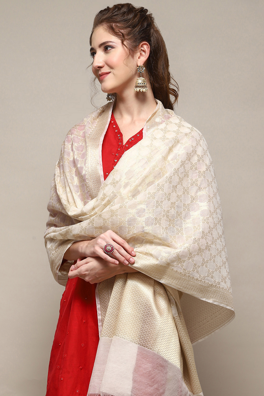 Cream & Gold-Toned Yard-Dyed Dupatta image number 0