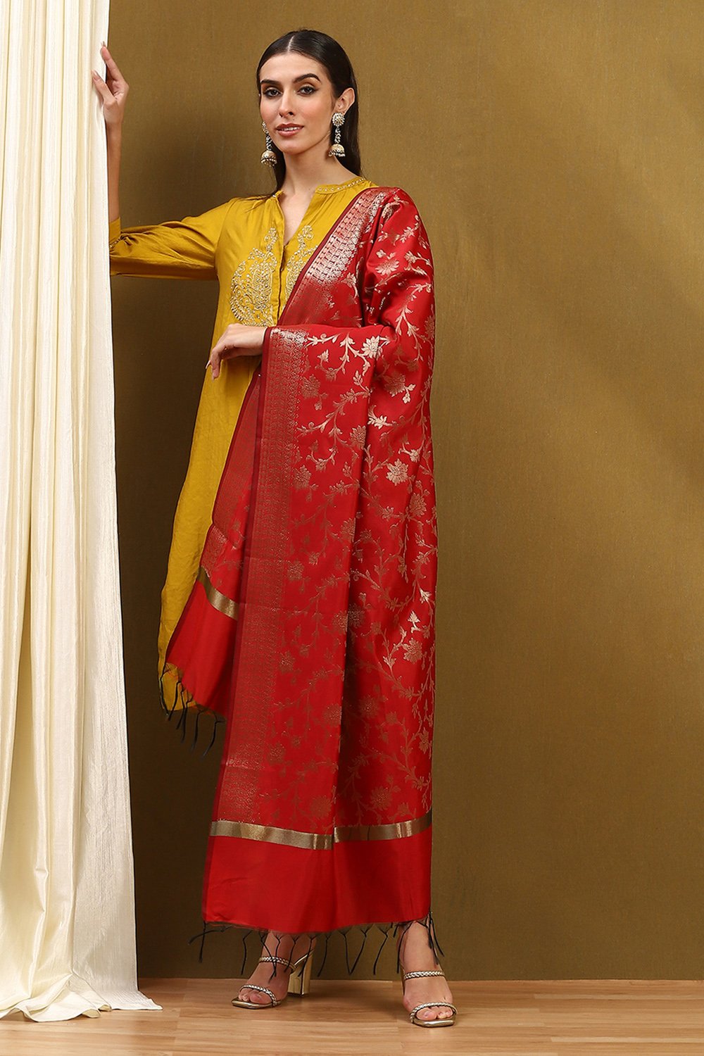 Red Floral Yarn-Dyed Festive Dupatta image number 0