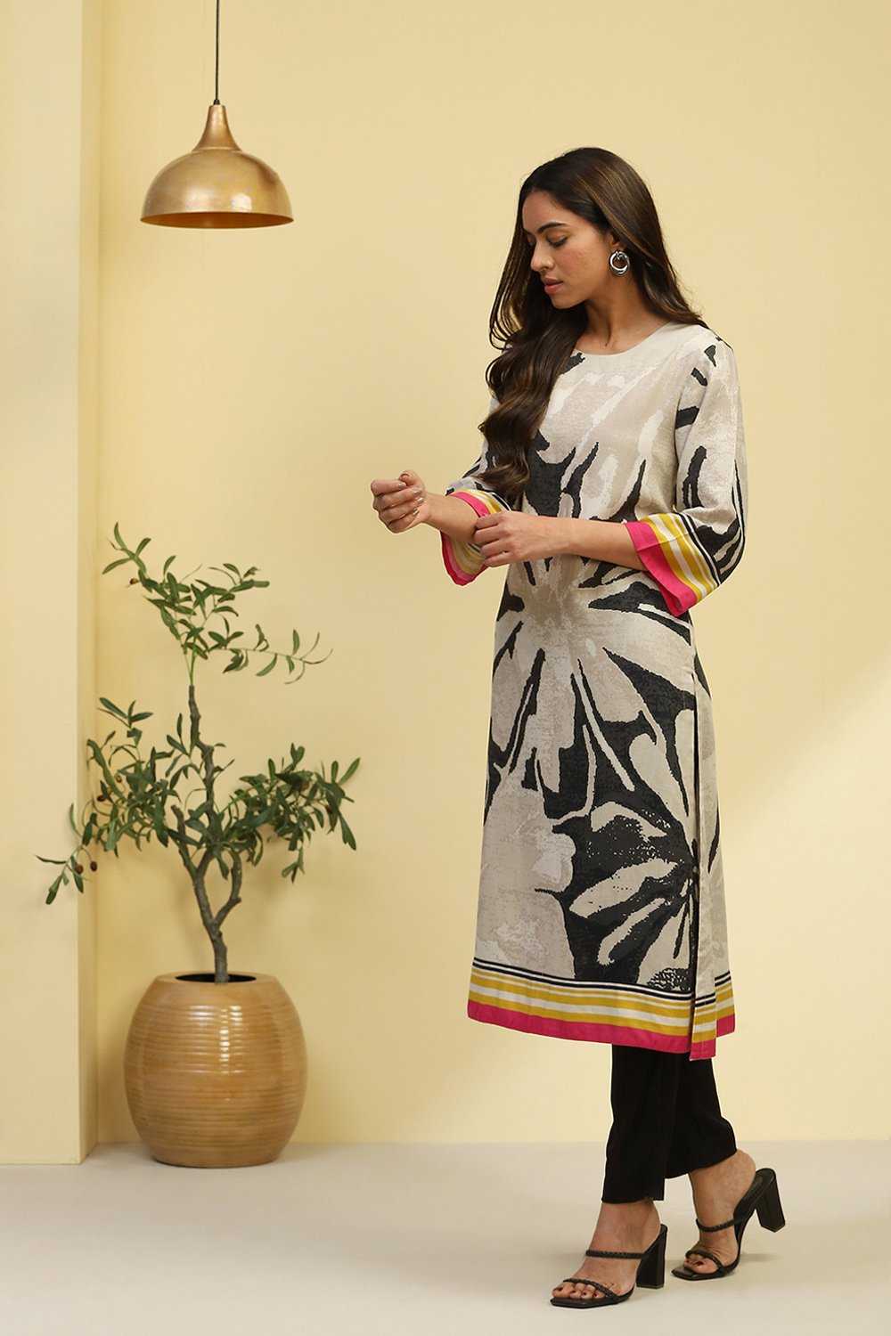 Black and Beige Floral Printed Straight Kurta image number 2