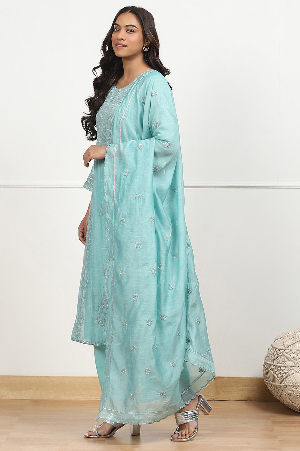 Off-White Silk Chanderi Embroidered Kalidar Suit Set image number 3