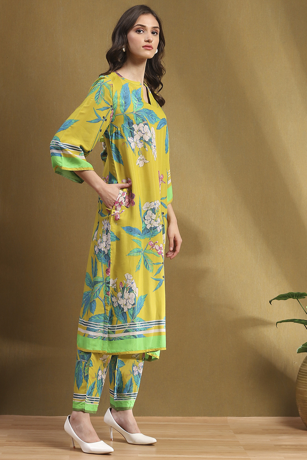 Yellow Floral Printed Shantoon Kurta Pants Set image number 5