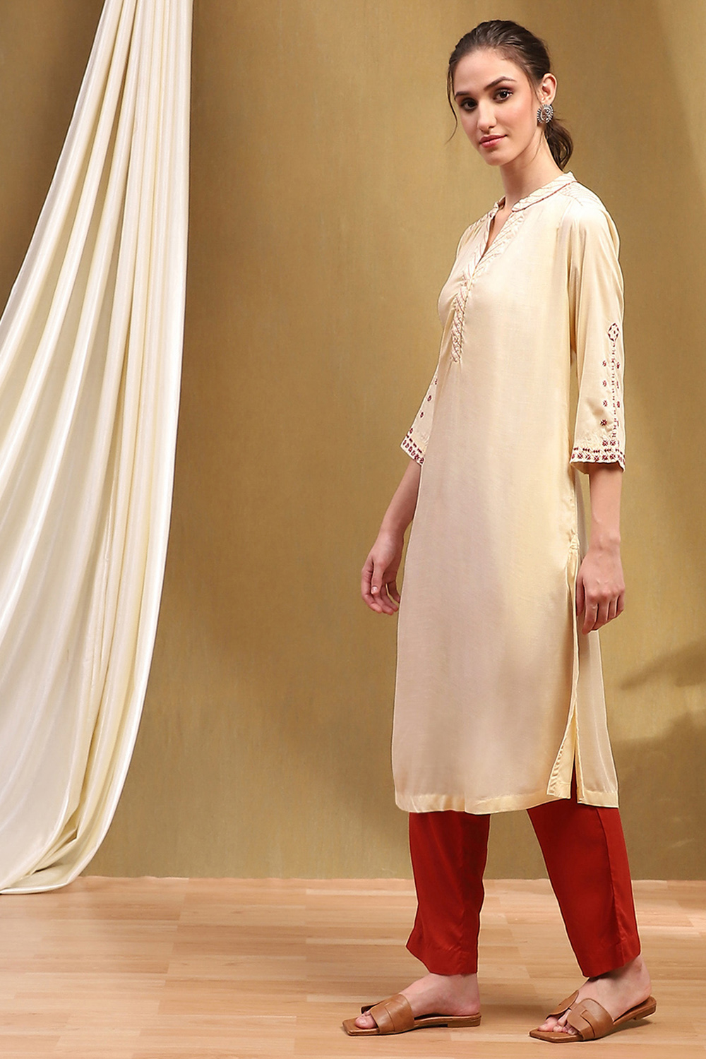 Off-White Solid Regular Fit Straight Kurta image number 2