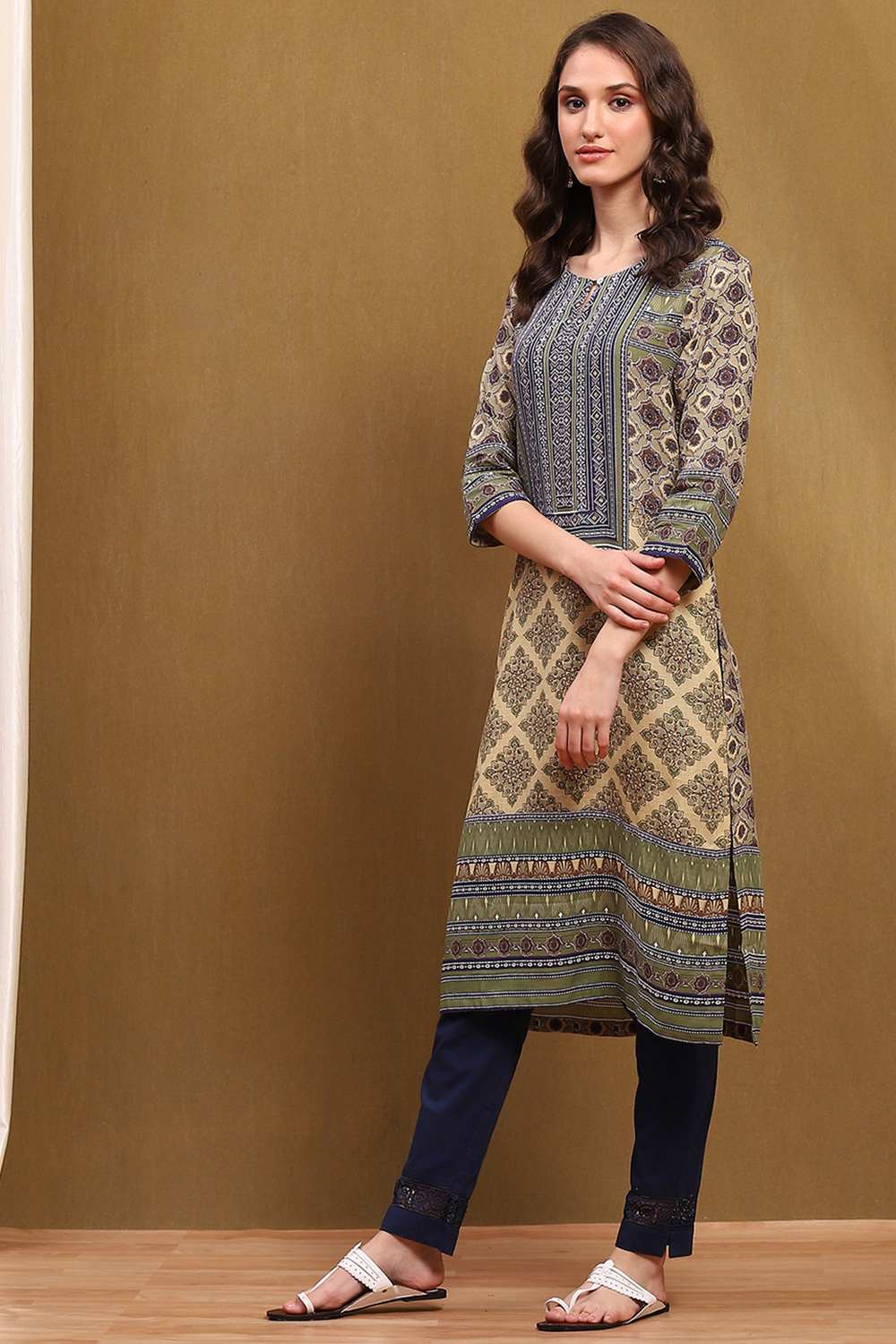 Green Ethnic Motifs Printed Straight Kurta image number 2