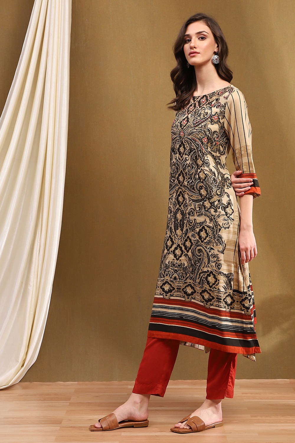 Beige and Black Floral Printed Straight Kurta image number 2