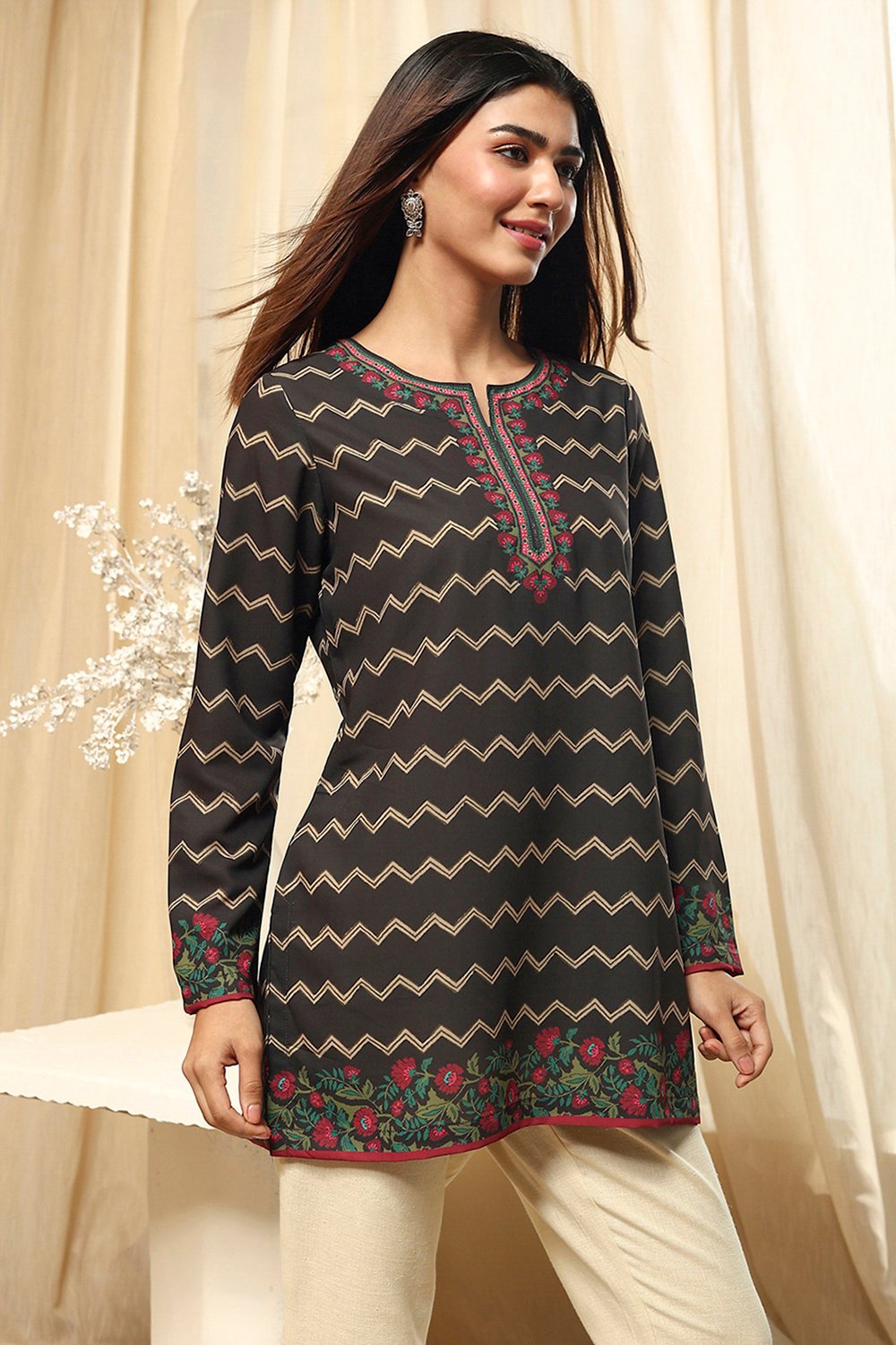 Black Printed Straight Short Kurta image number 4