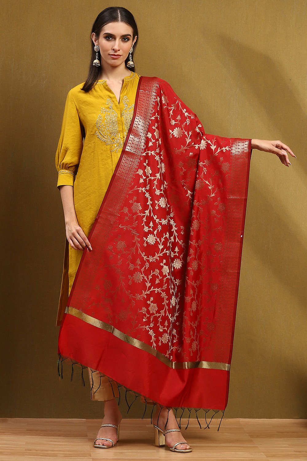 Red Floral Yarn-Dyed Festive Dupatta image number 4