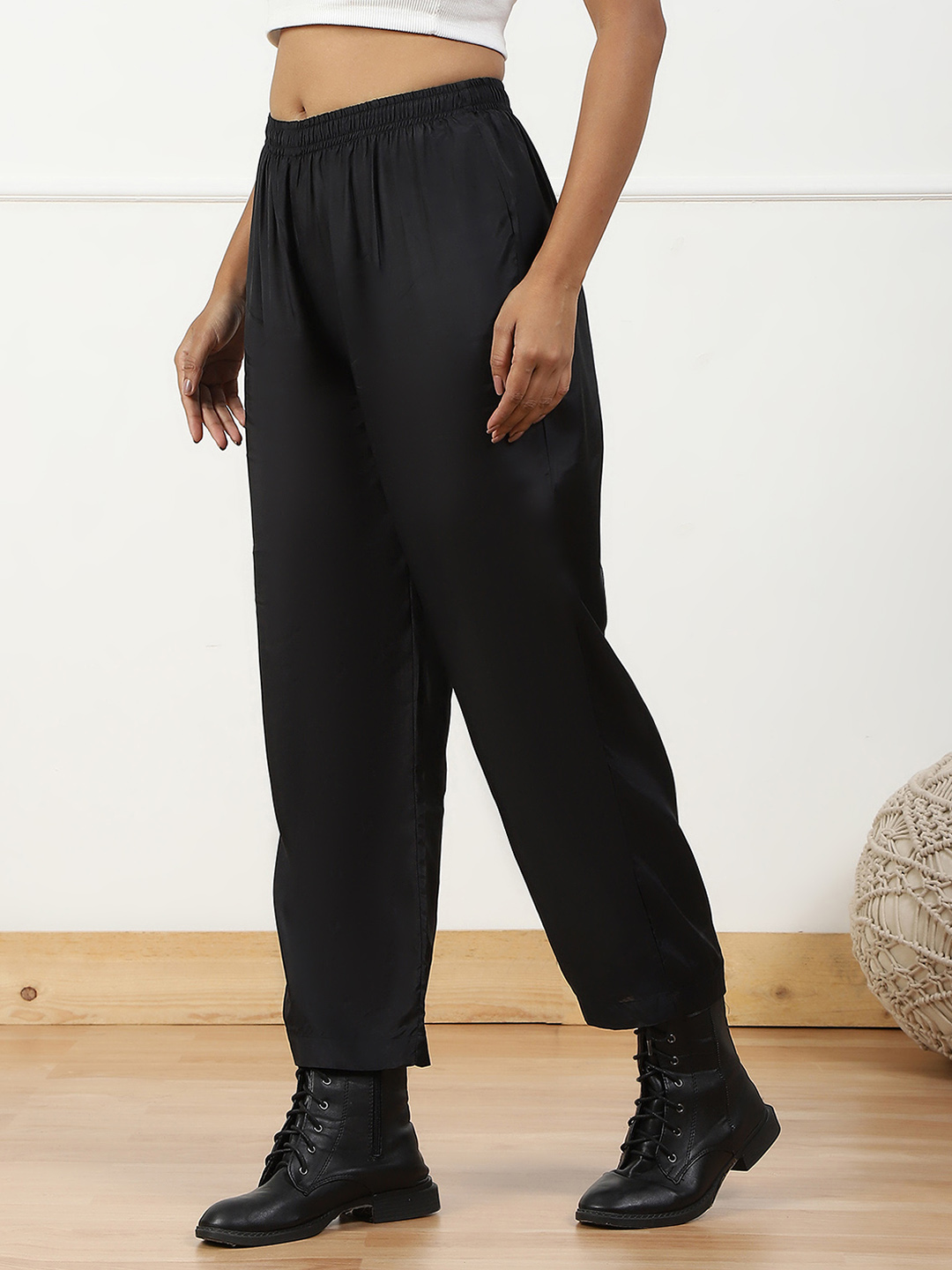 Black Solid Mid-Rise Regular Pants image number 2