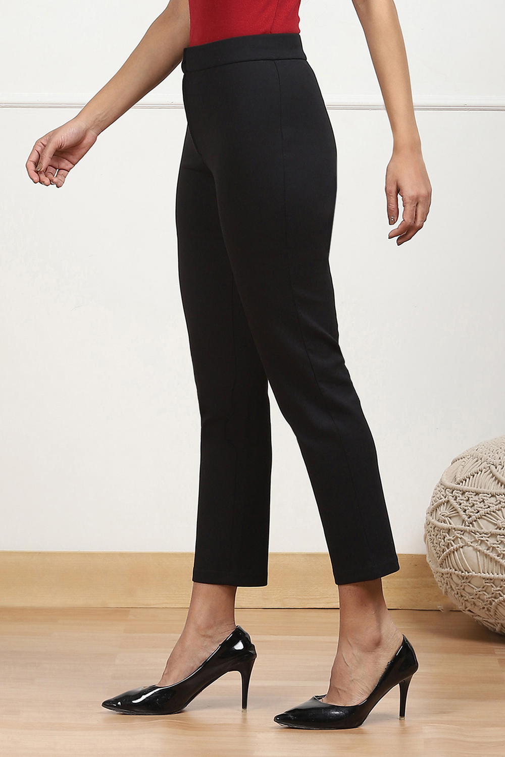 Black Solid Stretchable Slim Fit Pants image number 2