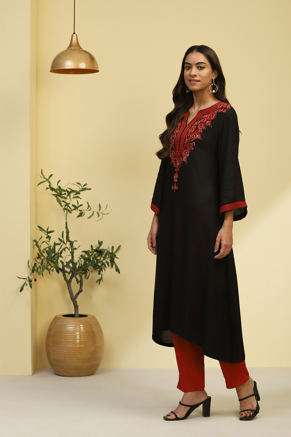 Black Embroidered Detail Asymmetric Straight Kurta image number 2