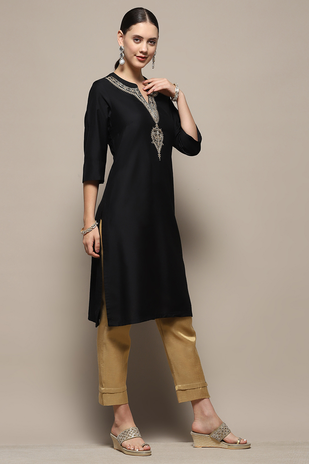 Pink Embroidered Regular Fit Straight Kurta image number 5