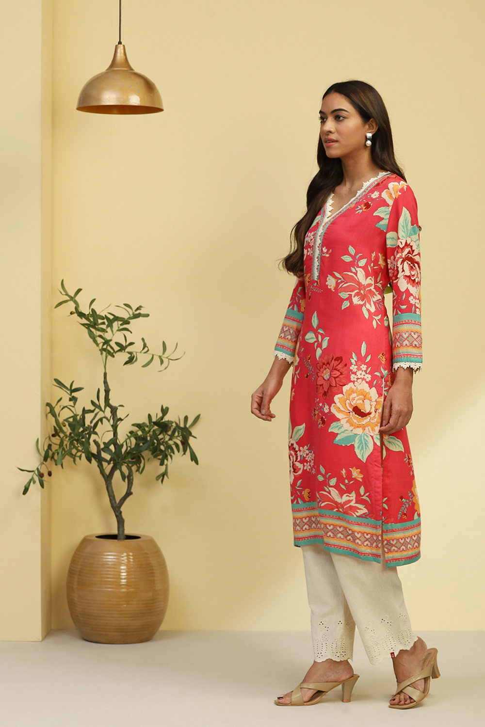 Pink Floral Printed Straight Kurta image number 2