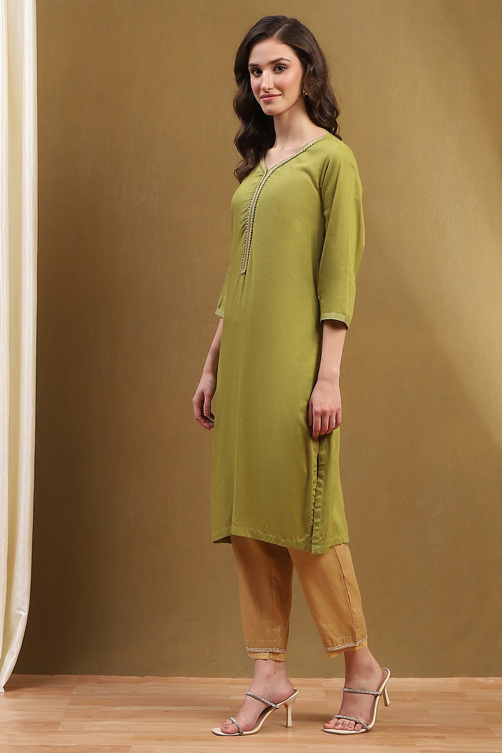 Green Solid Regular Fit Straight Kurta image number 2