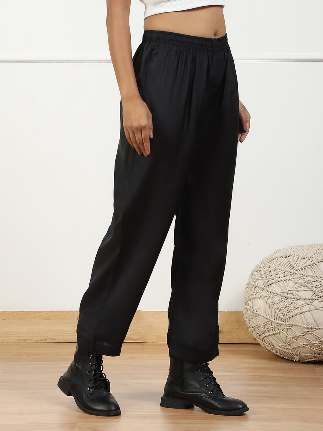 Black Solid Mid-Rise Regular Pants image number 3