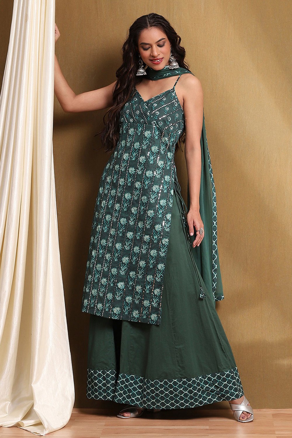 Green Cotton Floral Mirror Work Straight Suit Set image number 0