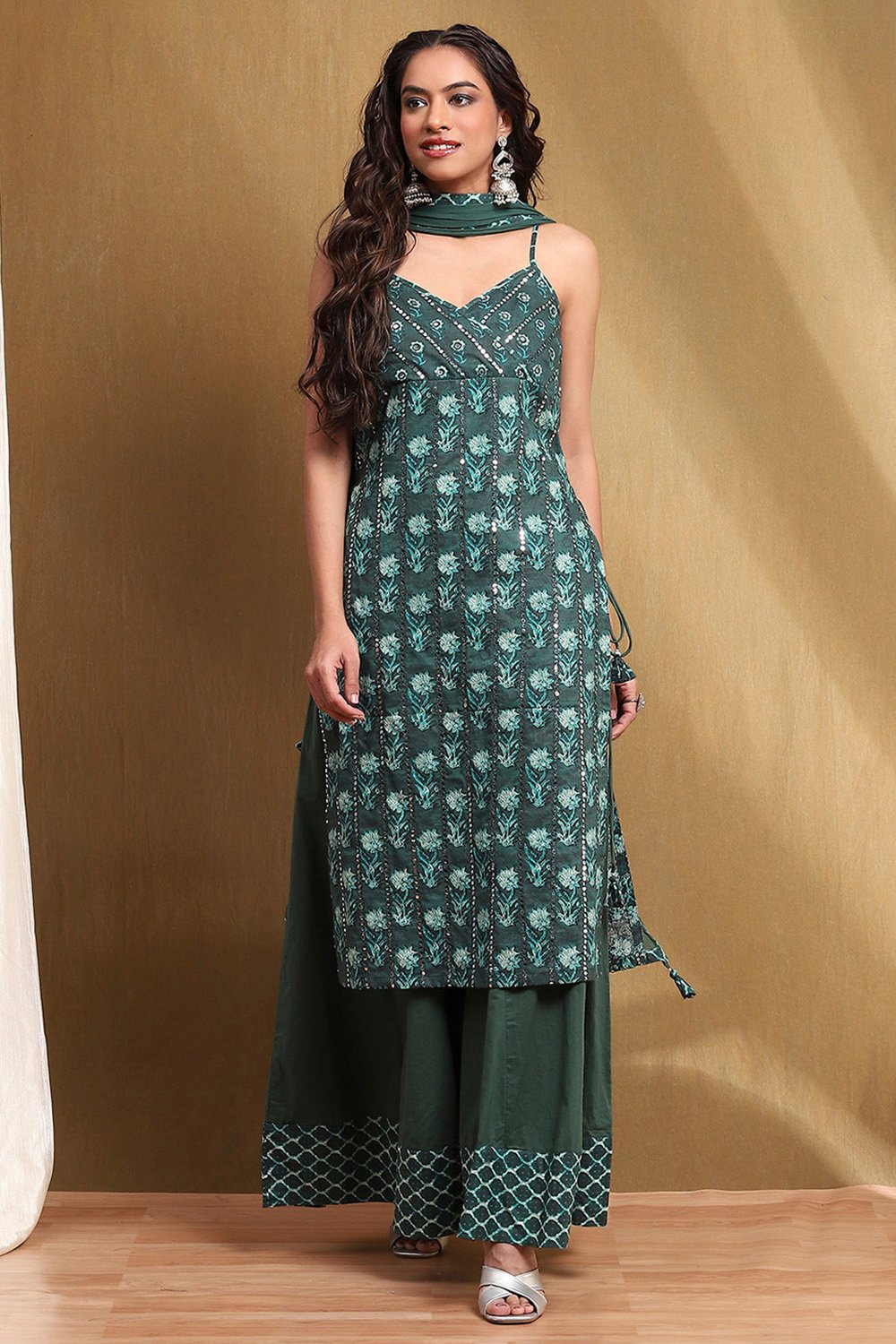 Green Cotton Floral Mirror Work Straight Suit Set image number 6