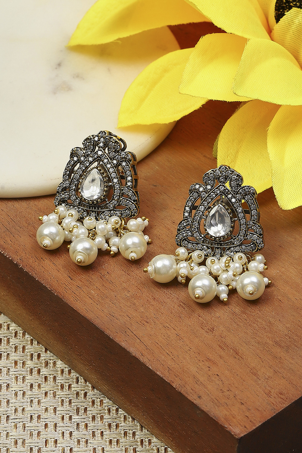 White Kundan Festive Studs image number 0