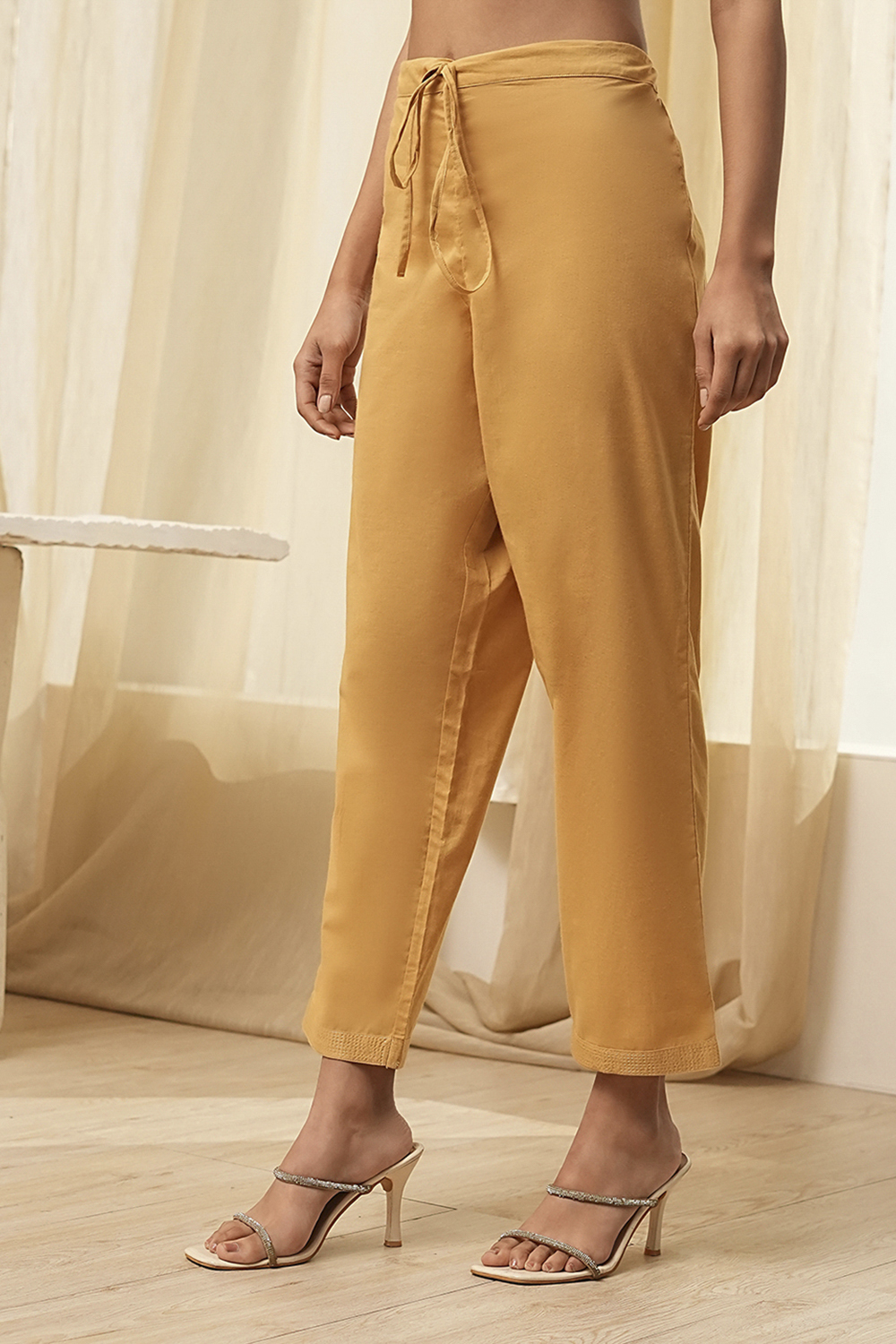 Gold-Toned Solid Regular Pants image number 2