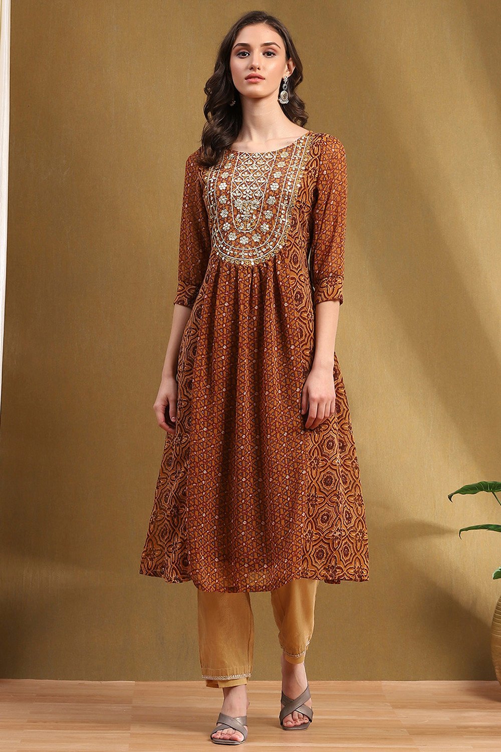 Beige Georgette Straight Kurta image number 5