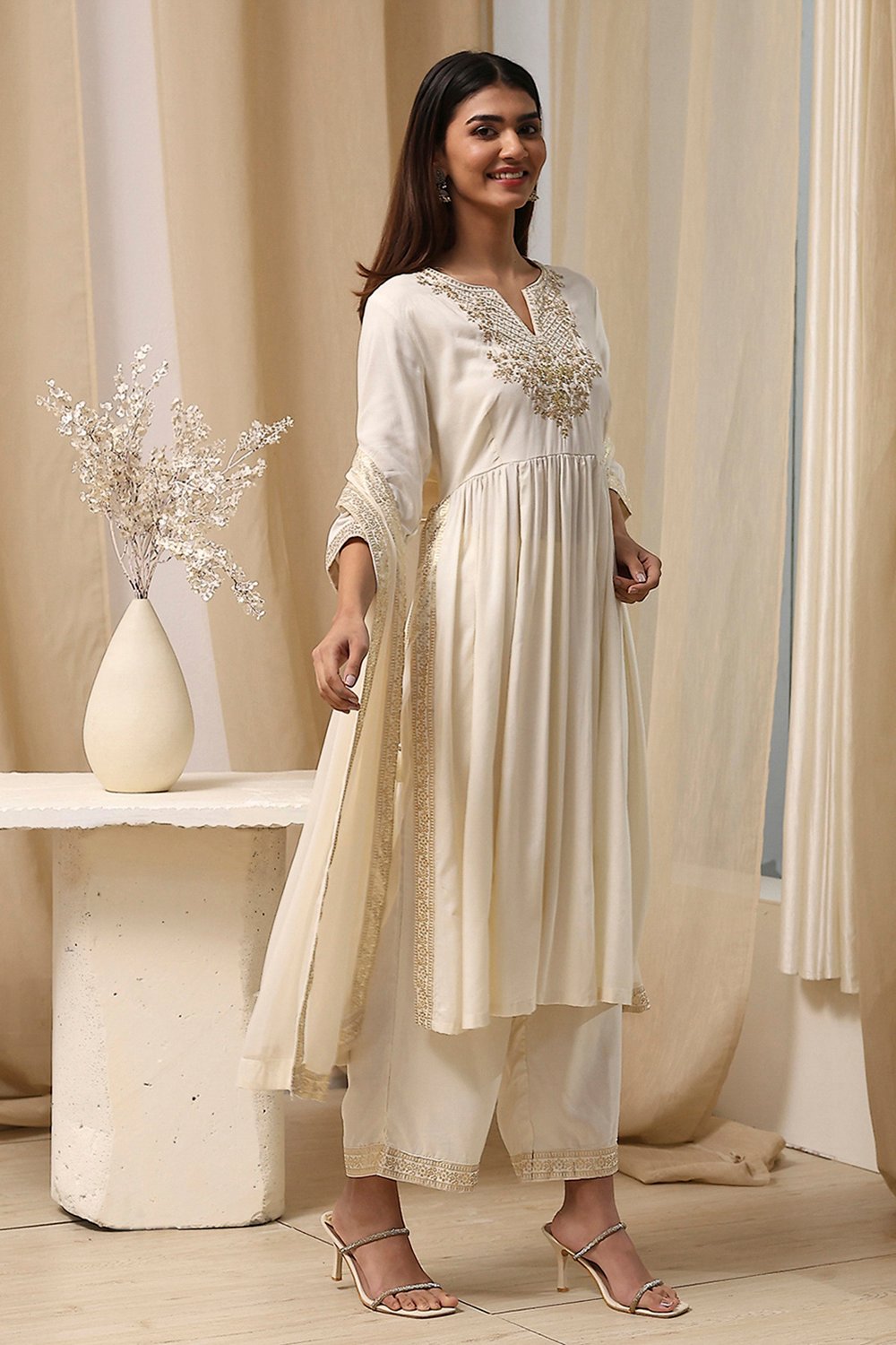 Cream-Colored Viscose Embellished Gathered Suit Set image number 5