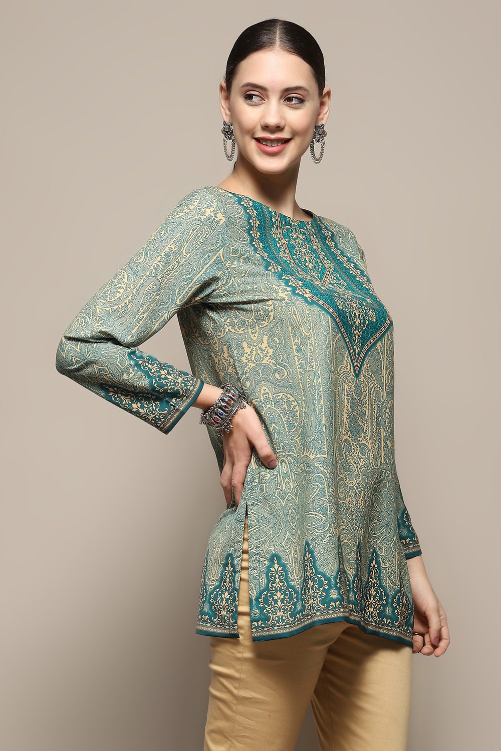 Green and Beige Printed Regular Fit Straight Kurti image number 4